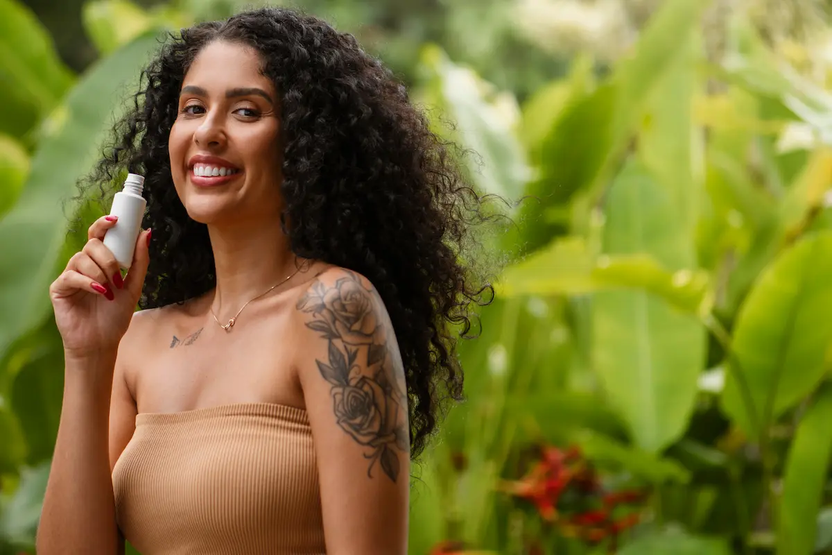 Mulher segurando o suplemento natural Ozempic Natural