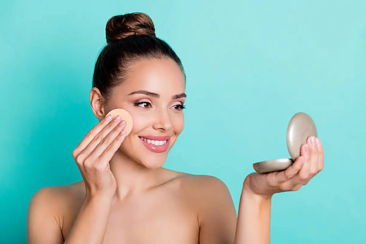 PÓS 30 FEMININO, MULHER 30 ANOS SE MAQUIANDO.