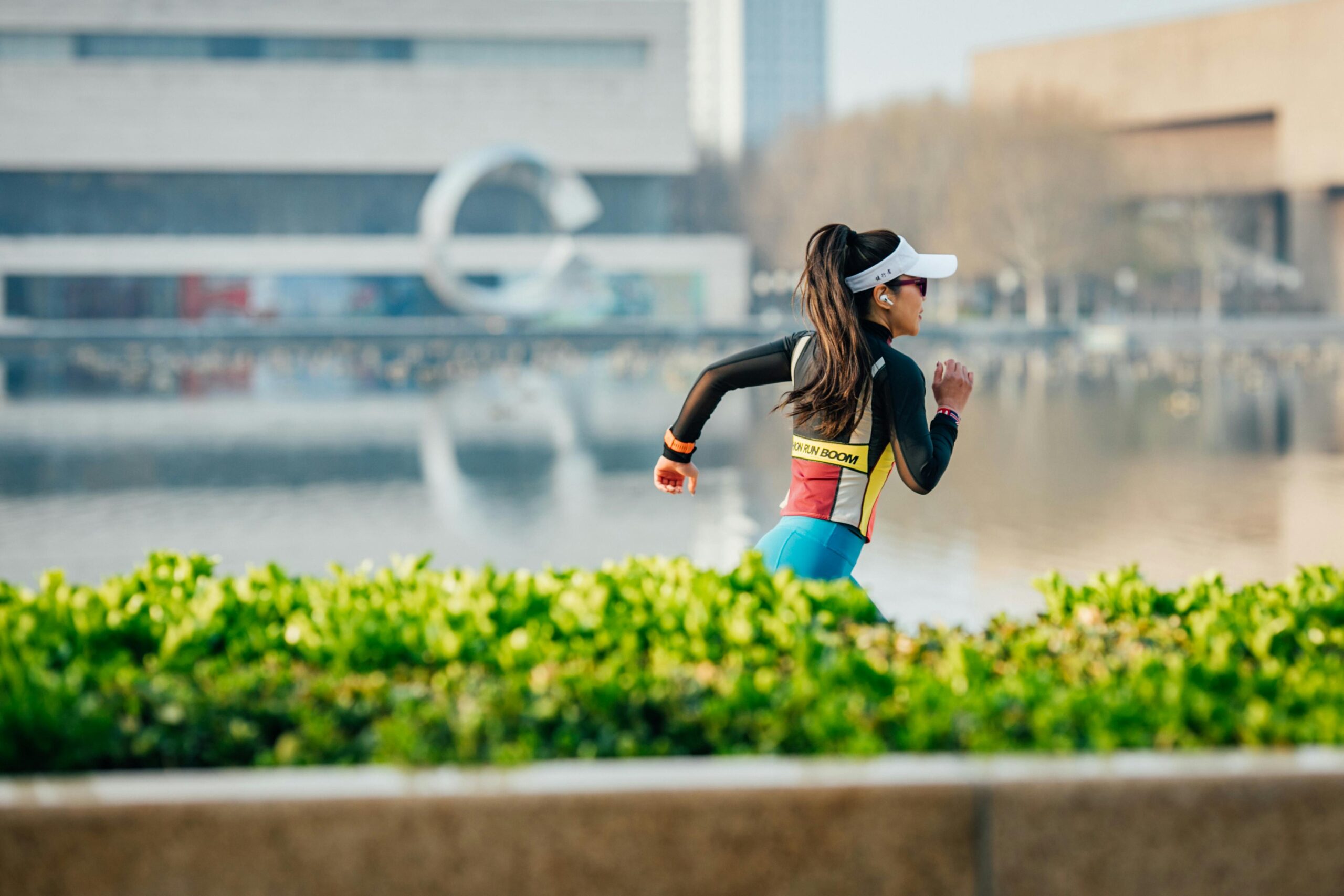 Mulher correndo, praticando exercícios ao ar livre