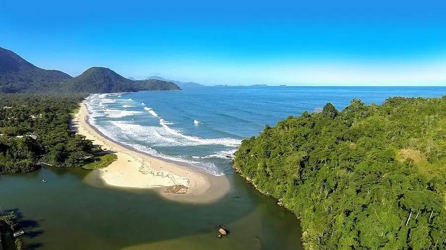 A Praia de Itamambuca, um dos picos de surf mais famosos de Ubatuba. Fonte: Pexels.